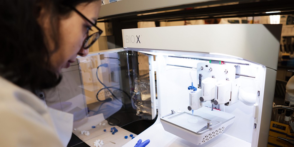 Student using 3D printer