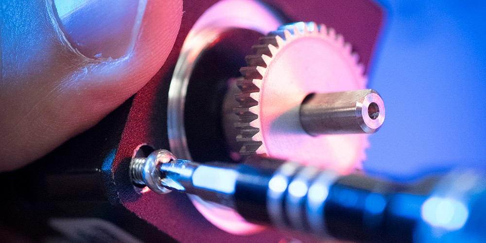 Screwdriver and cog wheel